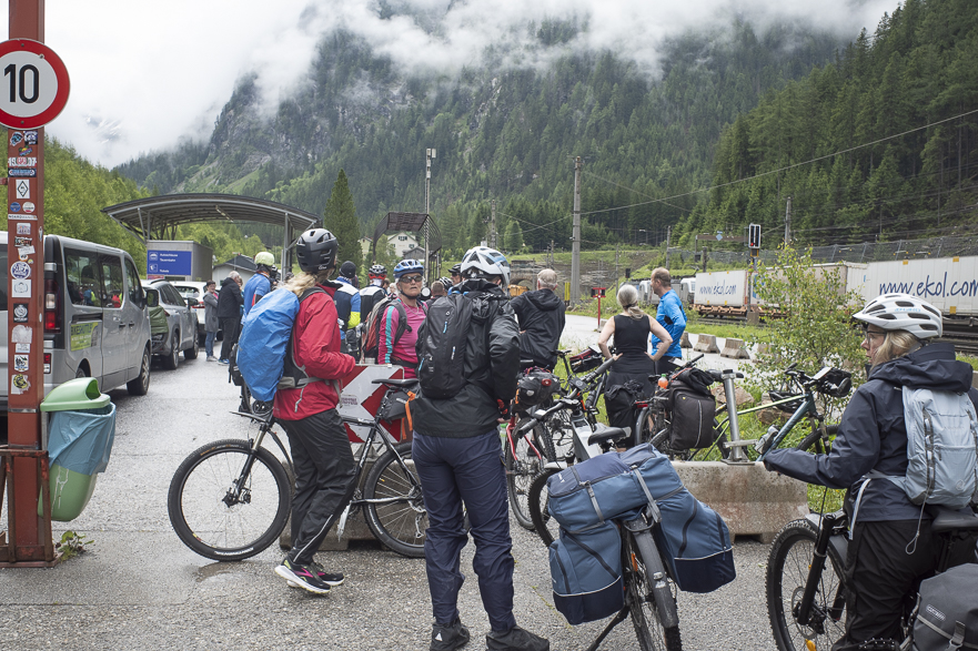 Warteschlange vor der Tauernschleuse in Böckstein